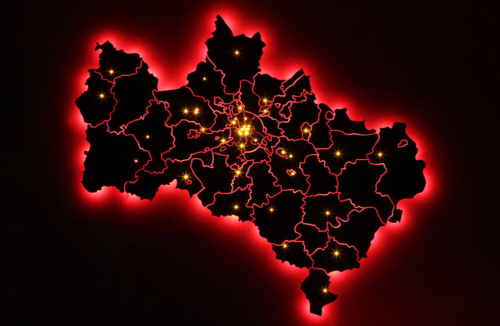 Карта Московской области из дерева в темноте