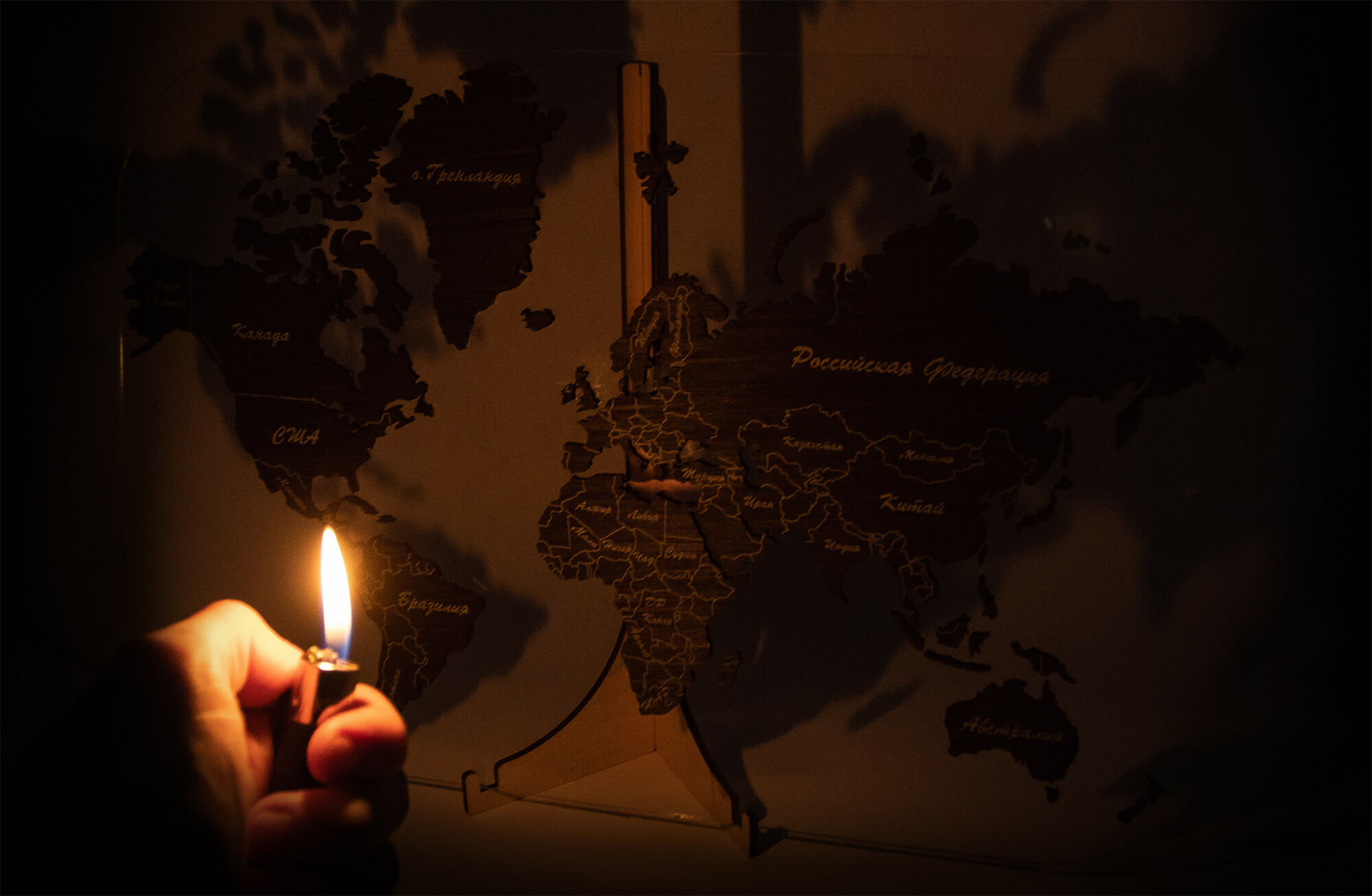 Подарочная Карта Мира из дерева серии Exclusive в темноте