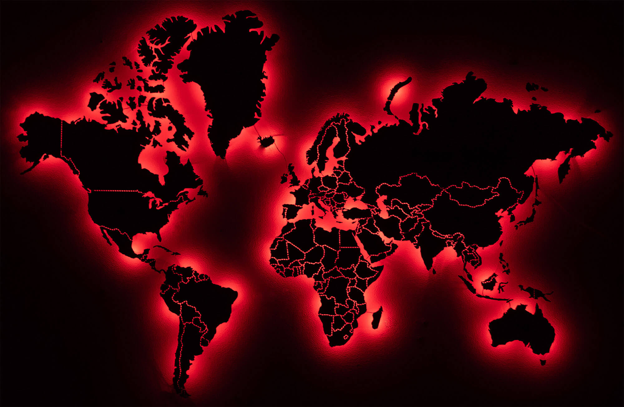 Карта Мира из дерева серии Standard в темноте