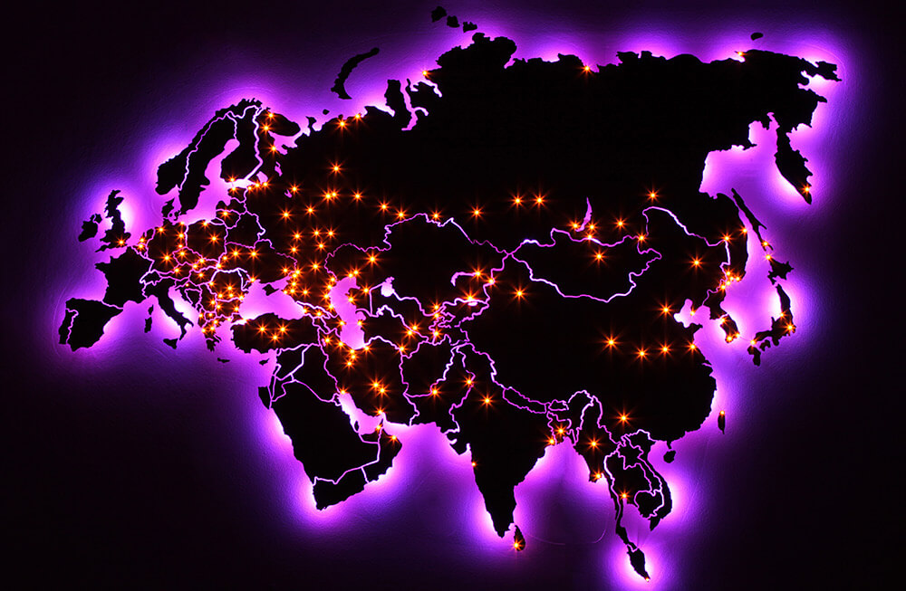 Карта Евразии из дерева в темноте