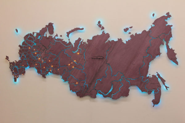 Карта России из дерева с синей подсветкой