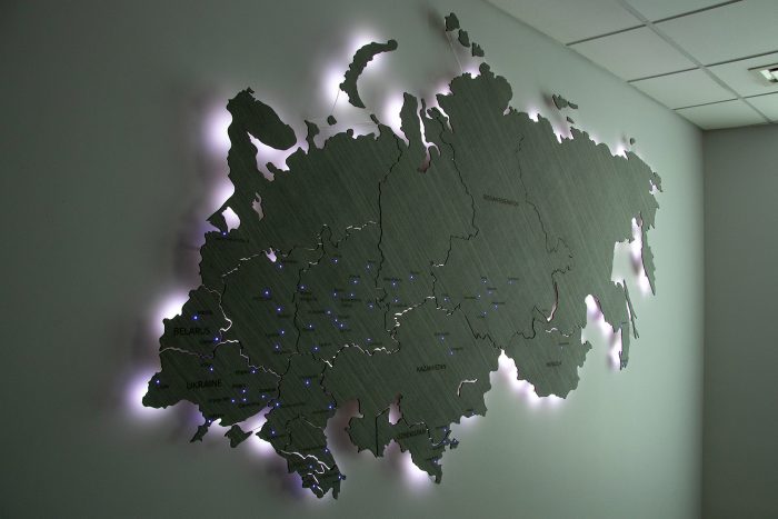 Карта России и ближнего зарубежья из дерева с подсветкой в темноте
