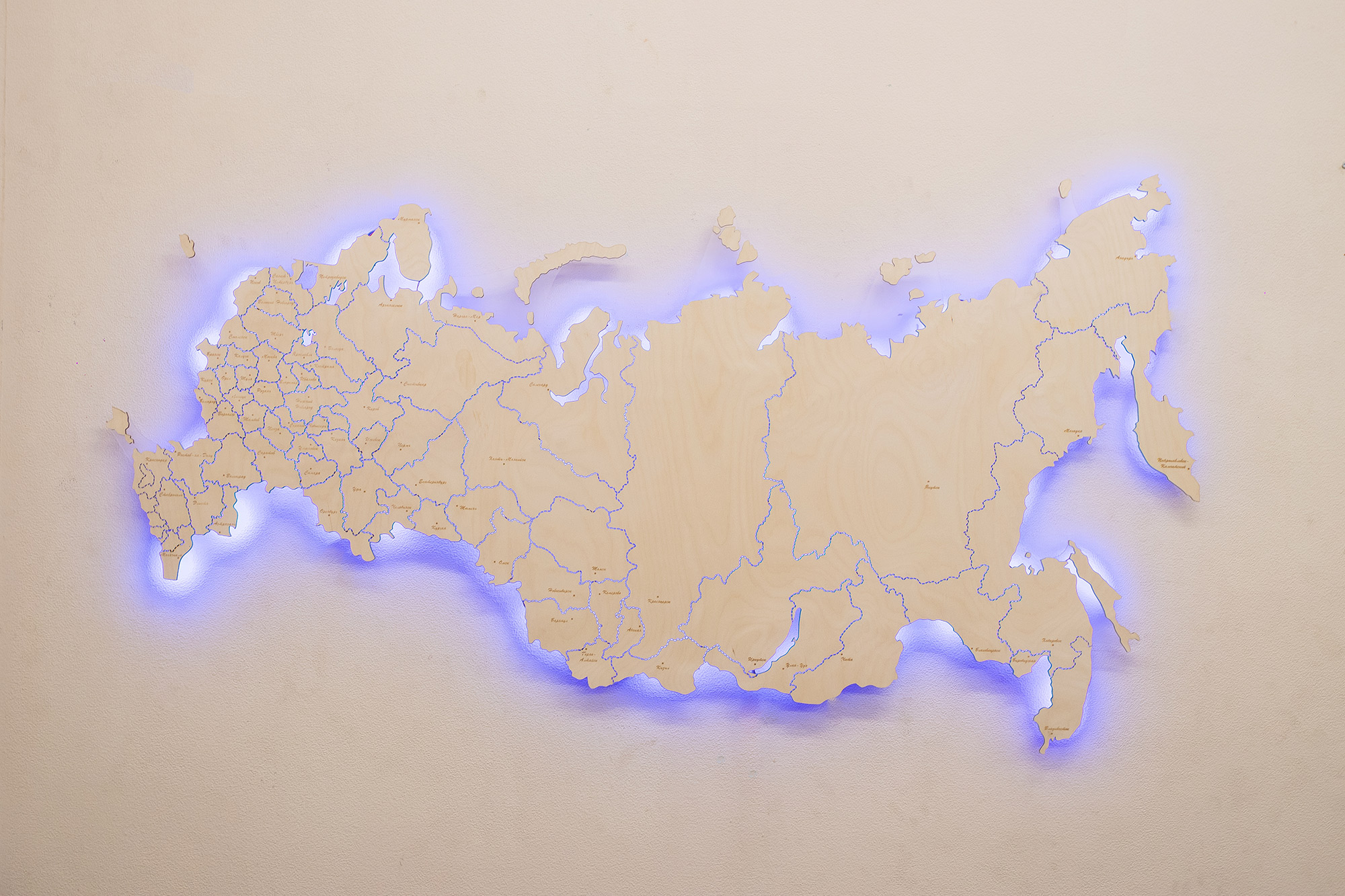 Карта России с подсветкой из Ореха Американского. 