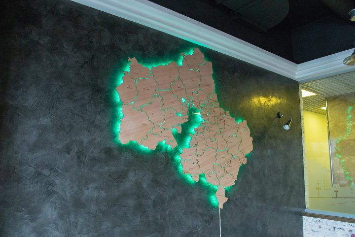 Деревянная карта МО с полным зазором с светло-зеленой подсветкой