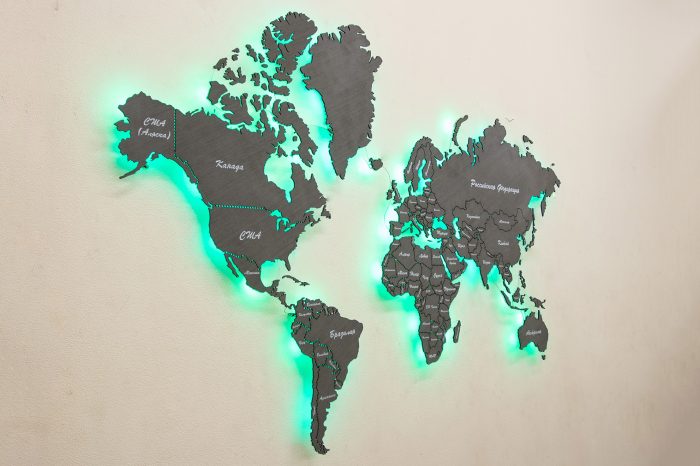Настенная карта мира из дерева с изумрудной подсветкой