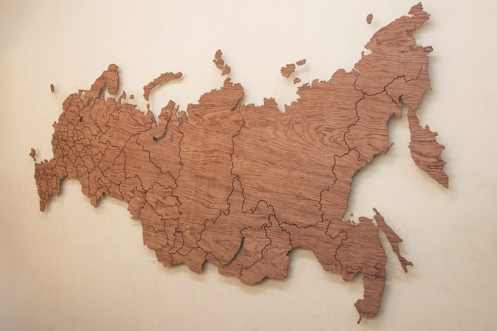 Деревянная карта России из шпона "Бубинго"