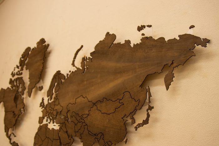 Настенная Карта Мира из натурального шпона "Имбая-Помеле" Россия
