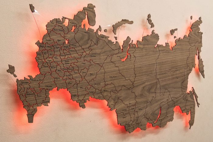 Настенная Карта России с подсветкой из Ореха Американского. Красная подсветка