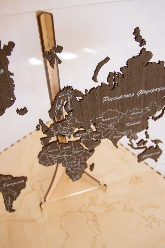 Подарочная карта мира с отделкой из шпона Файн-Лайн "Дуб 21S Мореный" с УФ-печатью границ и названий государств. Только Россия