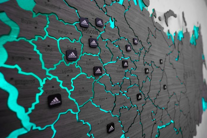 Деревянная карта России на стену серии Elite из шпона Файн-Лайн Дуб7S Адидас с подсветкой