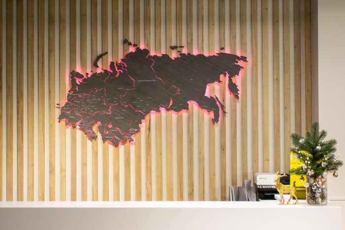 Деревянная карта стран СНГ на стену из шпона Файн-Лайн Абрикос03C с подсветкой