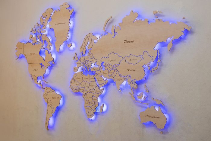 Деревянная карта мира из натурального шпона Ольха с подсветкой и гравировкой