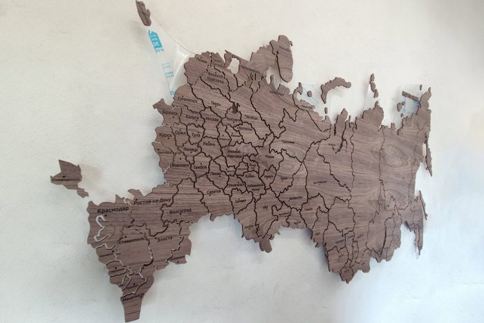 Настенная карта России из ореха американского с логотипом