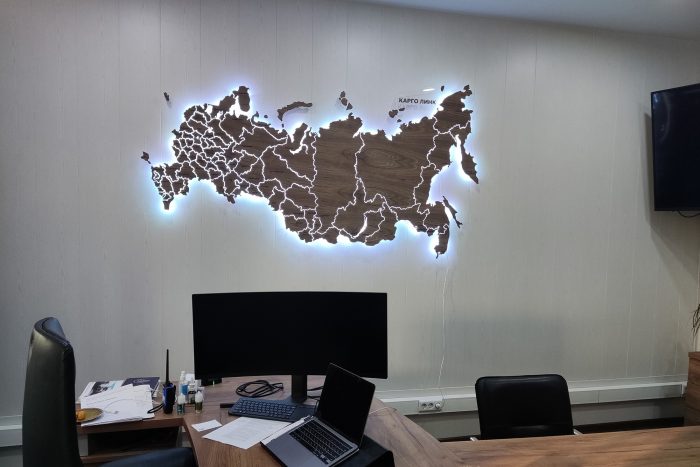 Интерьерная карта России из дерева с подсветкой и логотипом