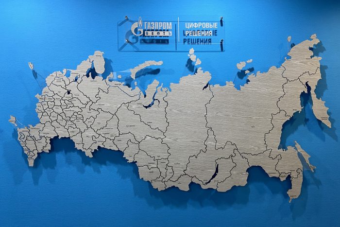 Настенная карта России с подсветкой и отделкой из шпона Файн-Лайн Дуб154СМ
