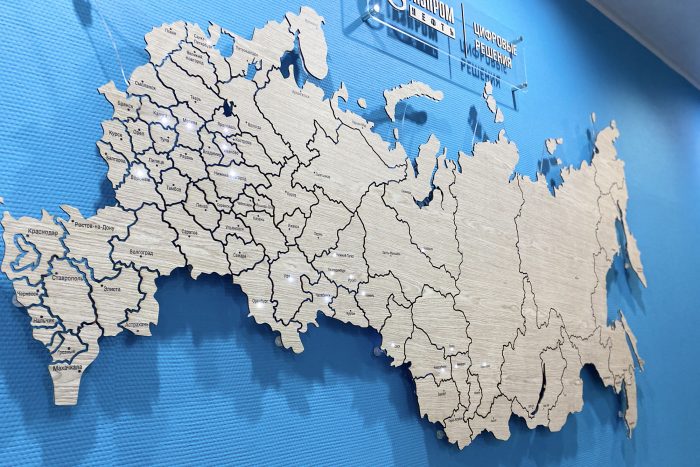 Карта России из дерева и отделкой из шпона Файн-Лайн Дуб154СМ
