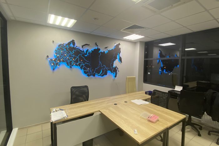 Настенная карта России с подсветкой и отделкой из шпона Файн-Лайн Дуб21SМореный, покрытая маслом