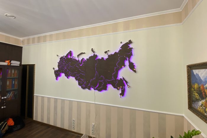Деревянная карта России с подсветкой и отделкой из шпона Файн-Лайн Дуб21SМореный, покрытая маслом