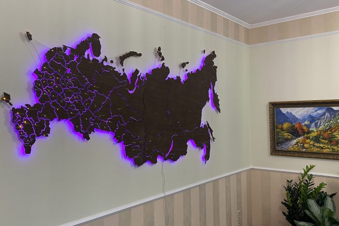 Карта России из дерева с подсветкой и отделкой из шпона Файн-Лайн Дуб21SМореный, покрытая маслом
