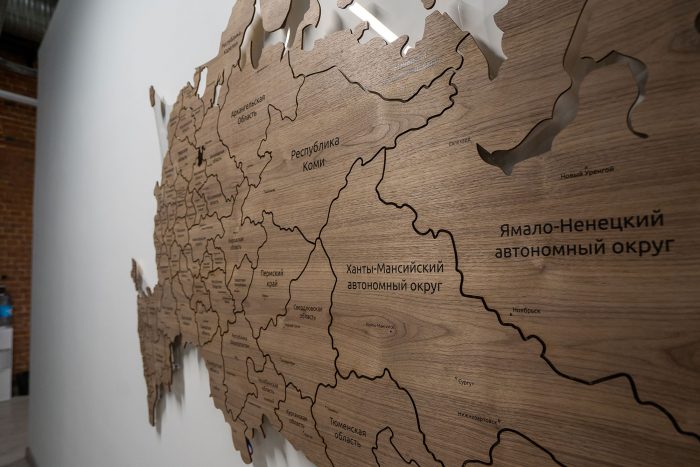 Огромная деревянная карта России из ореха американского