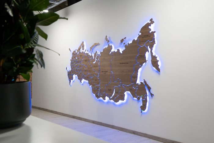 Большая карта России из дерева с подсветкой 3700х1990мм из ореха американского