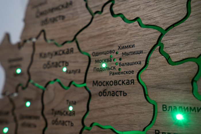 Деревянная карта России с подсветкой городов из ореха американского