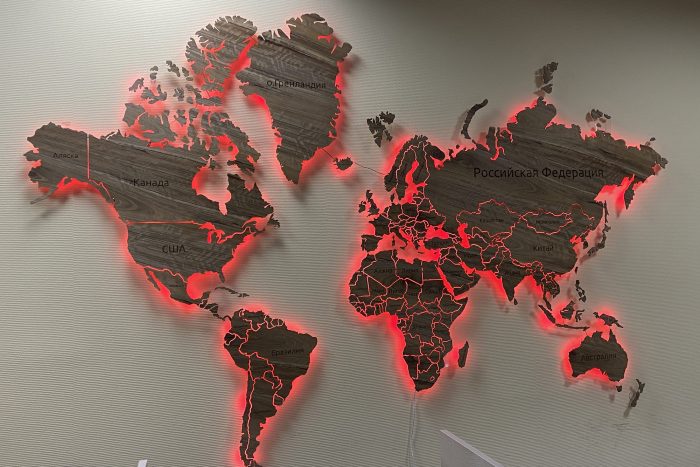 Деревянная карта мира с подсветкой и отделкой из шпона Даниэллы