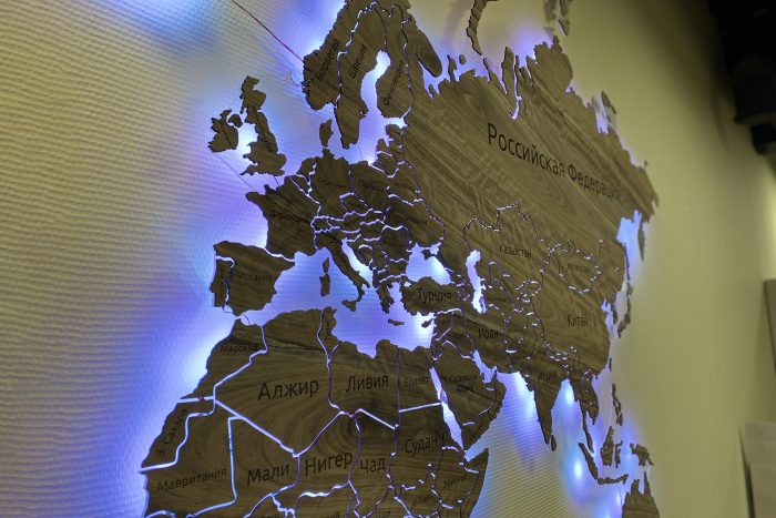 Карта мира из дерева с подсветкой и отделкой из шпона Даниэллы