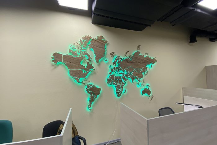Настенная карта мира из дерева с подсветкой и отделкой из шпона Даниэллы
