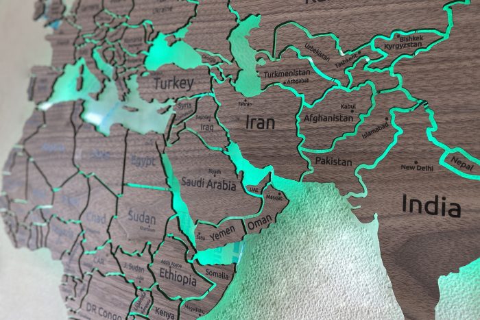 Интерьерная карта мира из дерева с подсветкой и отделкой из ореха американского