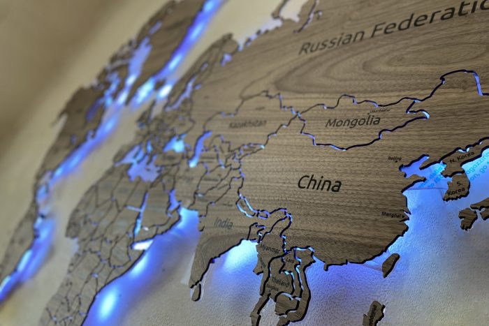 Интерьерная карта мира с подсветкой и отделкой из ореха американского