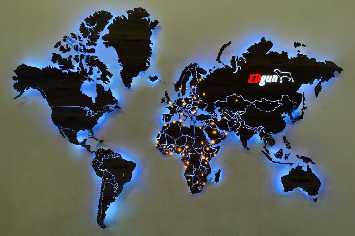 Карта мира с логотипом и светодиодной подсветкой
