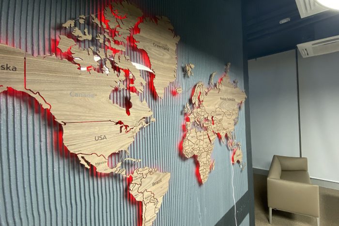 Настенная карта мира из ореха американского в интерьере