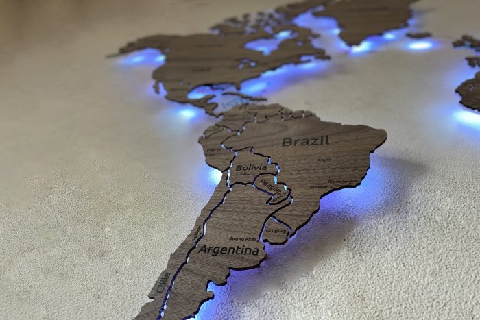 Интерьерная карта мира из дерева с отделкой из ореха американского - Южная Америка