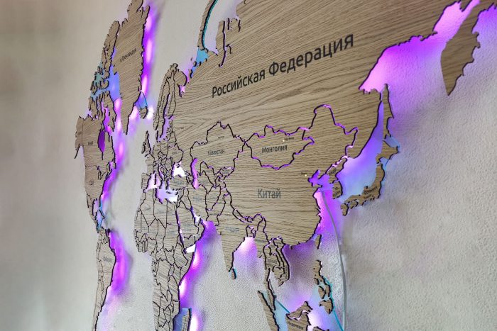 Интерьерная карта мира из дуба с подсветкой