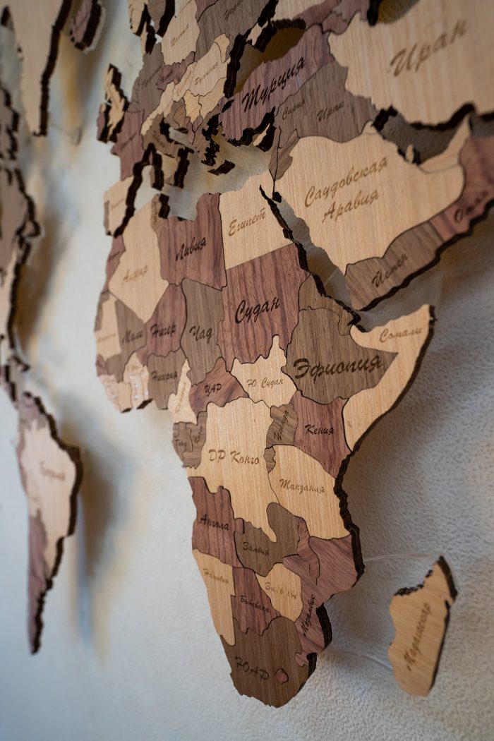 Разноцветная карта мира из разных пород древесины