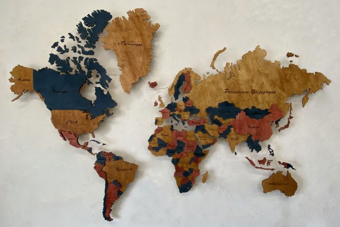 Разноцветная карта мира из березовой фанеры