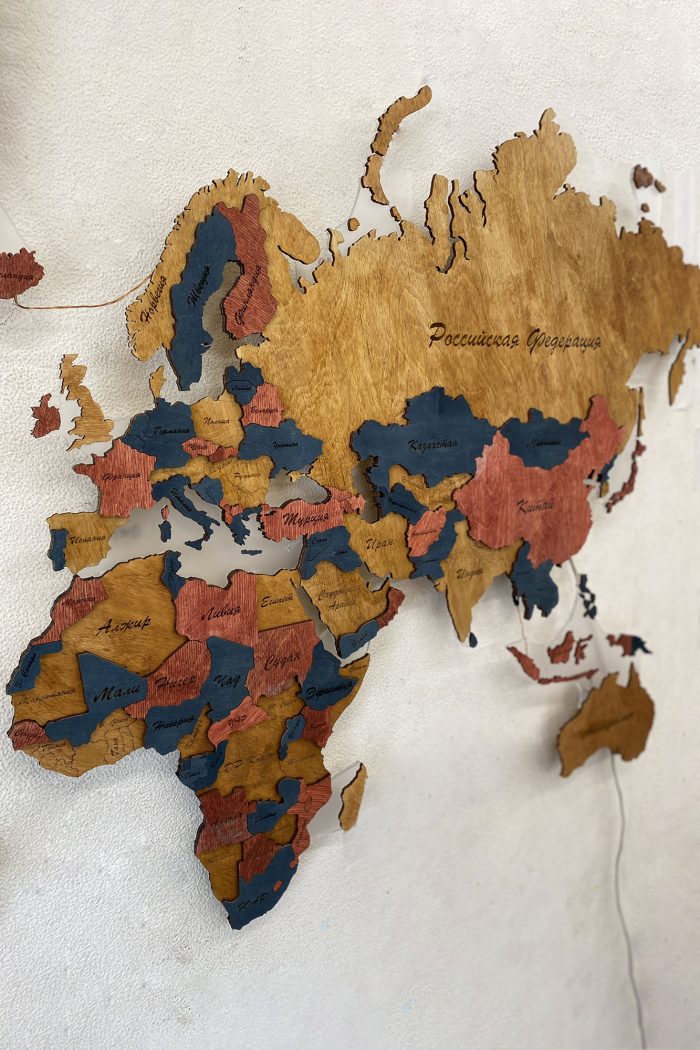 Разноцветная карта мира, покрашенная морилкой