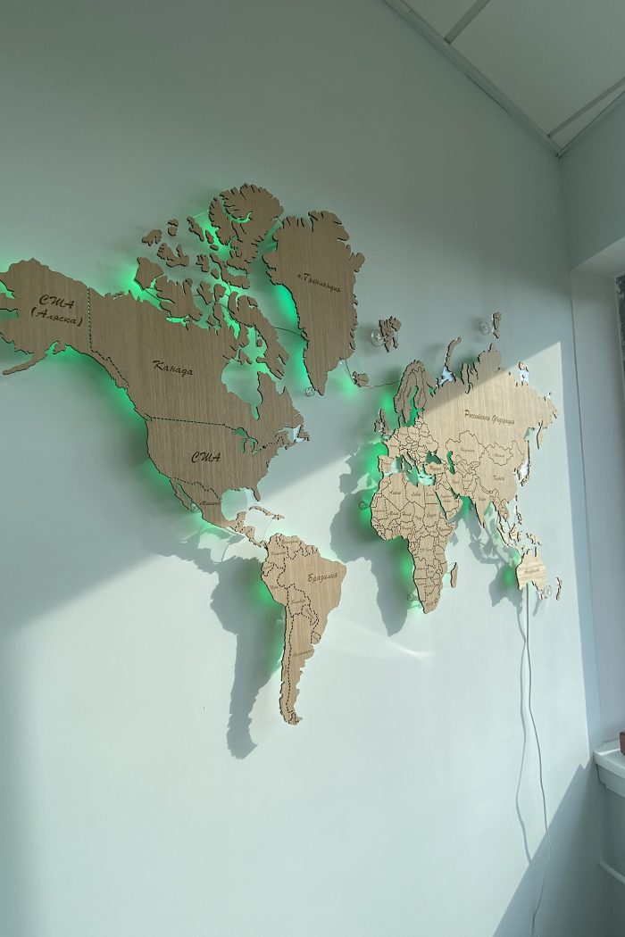 Карта мира из Дуба108DS с подсветкой