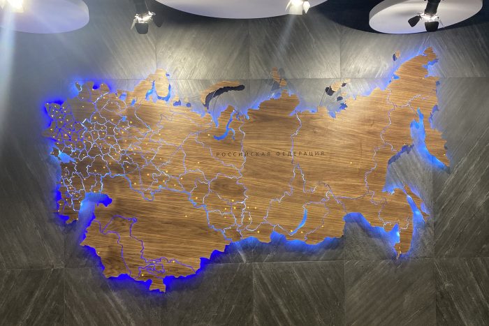 Карта России шпон Орех Американский с дополнительными странами и точечной подсветкой