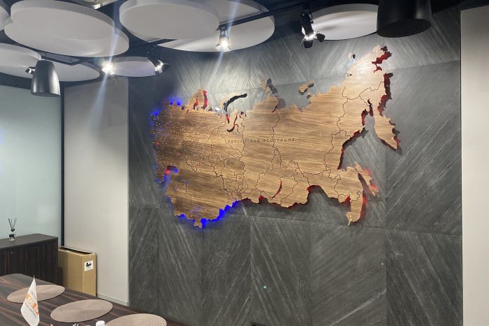 Большая деревянная карта России в интерьере переговорной, шпон Орех Америкаснкий