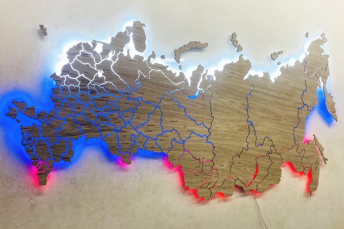 Декоративная карта России из Дуба с подсветкой флагом России