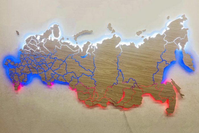 Большая карта России с подсветкой флагом, шпон Дуб