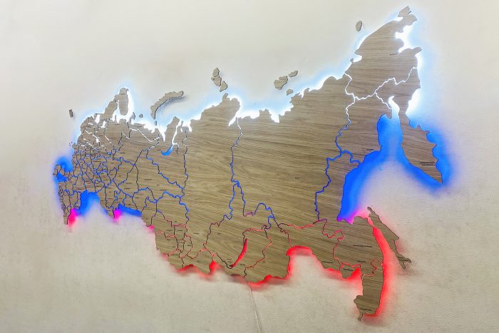 Большая деревянная карта России из Дуба с подсветкой триколором