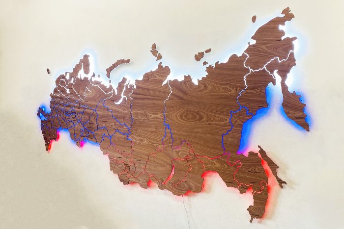 Большая карта России из дерева Сапеле с подсветкой триколором