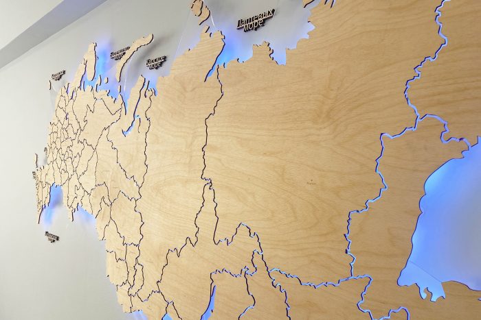 Карта РФ из берёзовой фанеры с морями