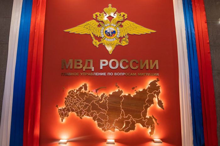 Карта Российской Федерации шпон Ярра и белая тёплая подсветка