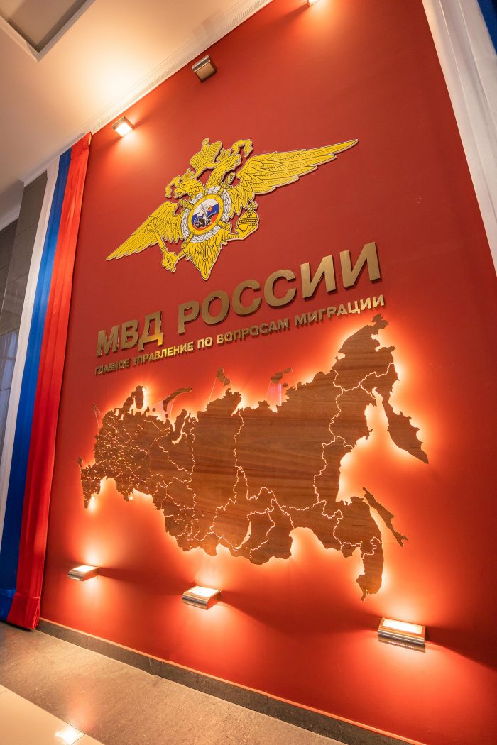 Интерьерная карта России с тёплой подсветкой