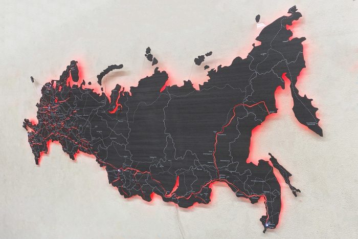 Карта России из тёмного шпона с дорогами и подсветкой