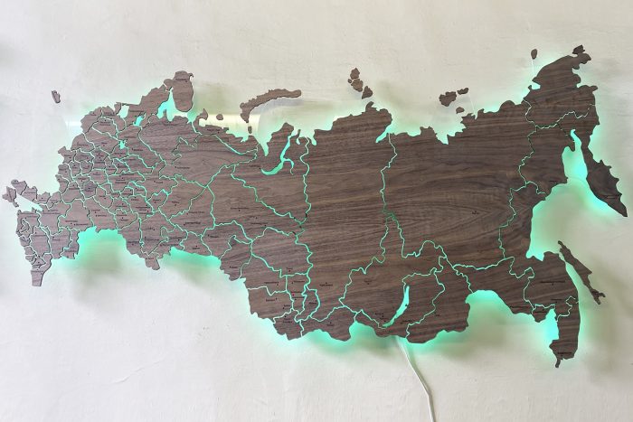 Настенная карта России деревянная Орех Американский с подсветкой